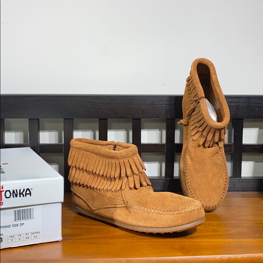Minnetonka. Child’s Double Fringe Side Zipper
